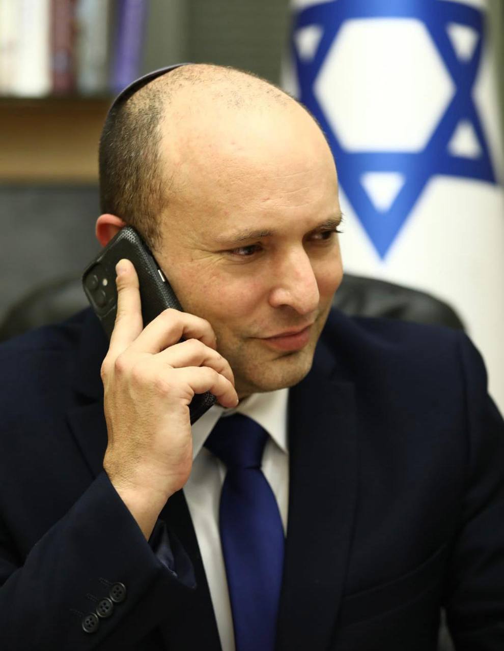 Premierminister Bennett am Telefon (Archiv)